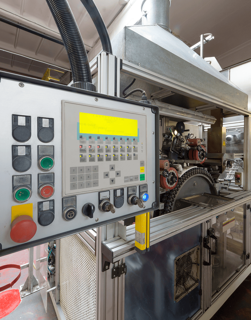 Pupitre de commande et armoire d automatisme d une machine industrielle modernisée