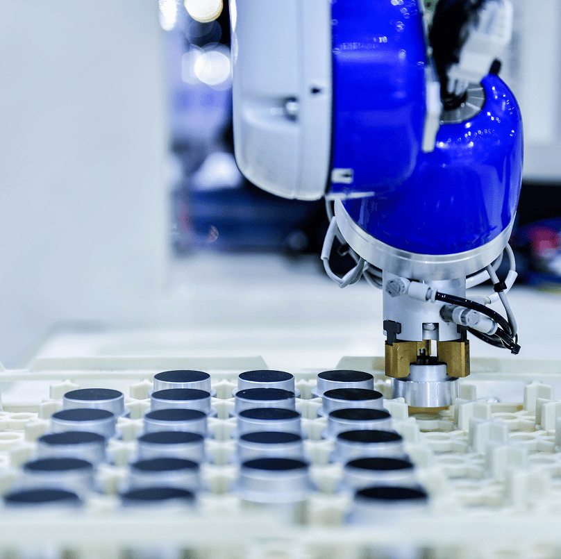 Robot collaboratif bleu sur une ligne de production automatisée