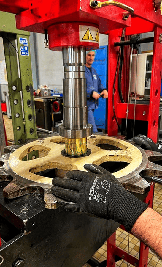 Technicien réalisant la maintenance sur une presse hydraulique industrielle