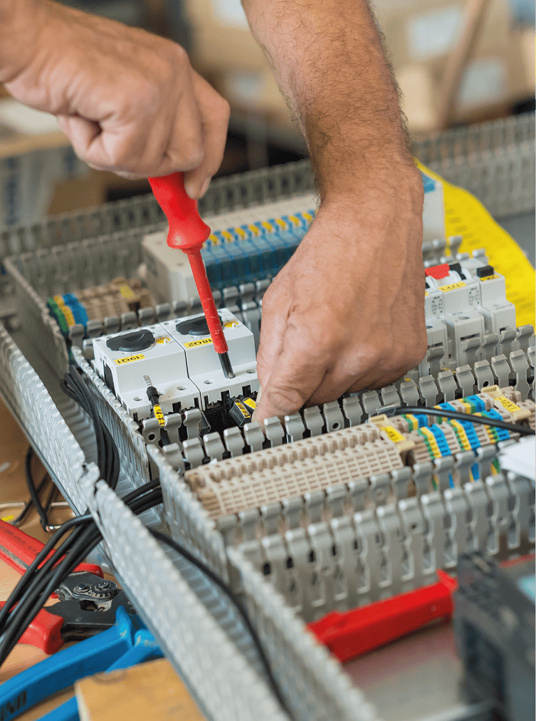 Technicien réalisant le câblage d une armoire électrique industrielle