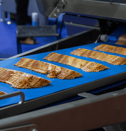 Convoyeur industriel de pâtisseries sur ligne de conditionnement